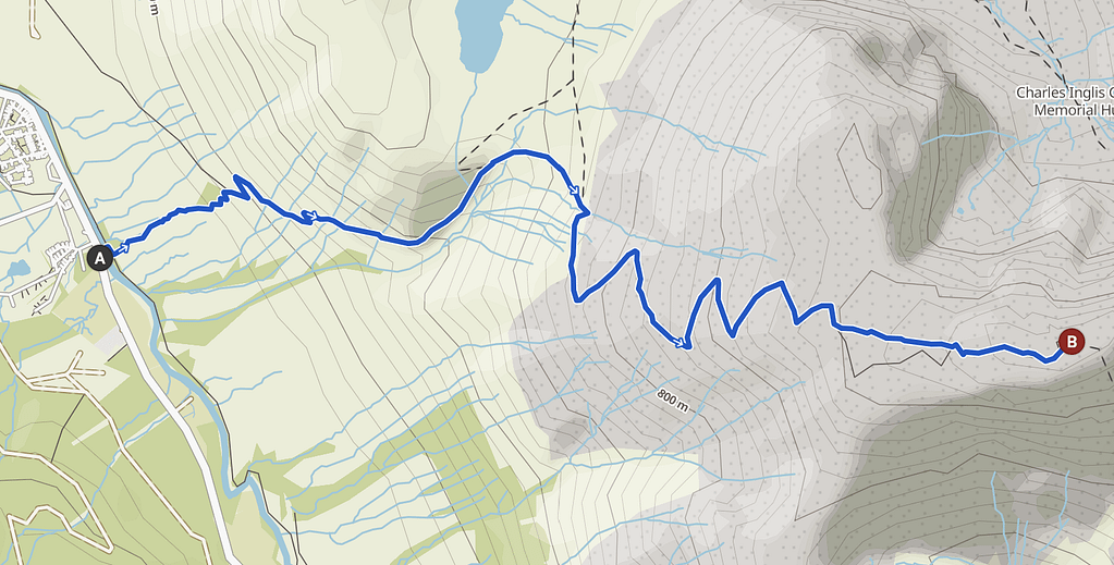 Una mappa del percorso escursionistico del Ben Nevis, che mostra il terreno dettagliato con una linea blu che indica i punti di partenza e di arrivo.