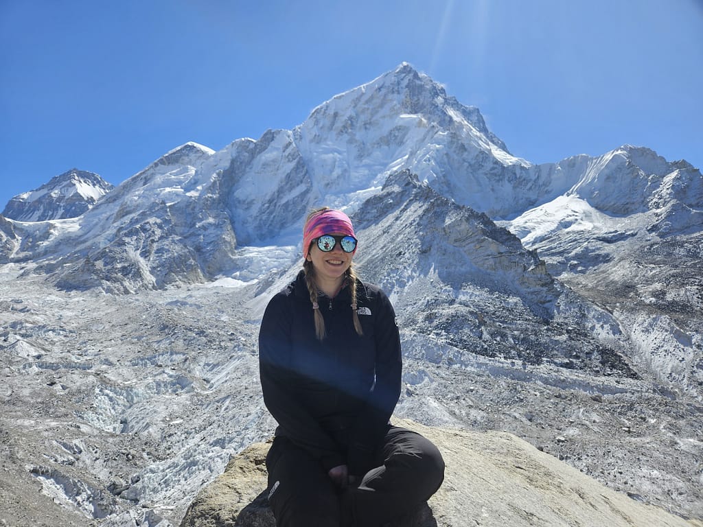 Everest Base Camp yolunda buzul manzaralı ile