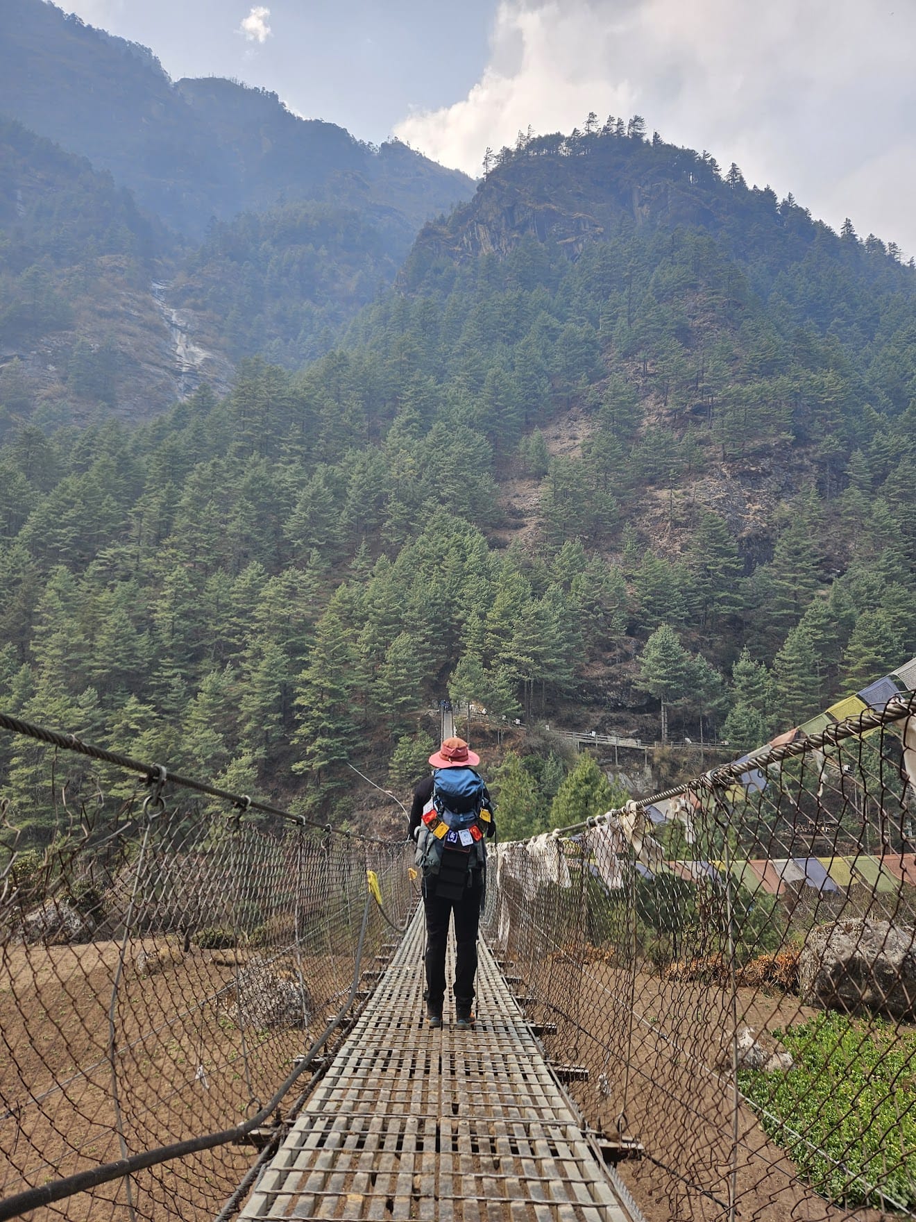 Everest dağ yolu üzerindeki asma köprüler