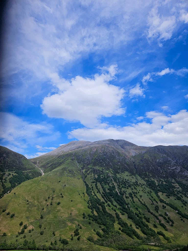 I verdi pendii e il cielo azzurro del Ben Nevis