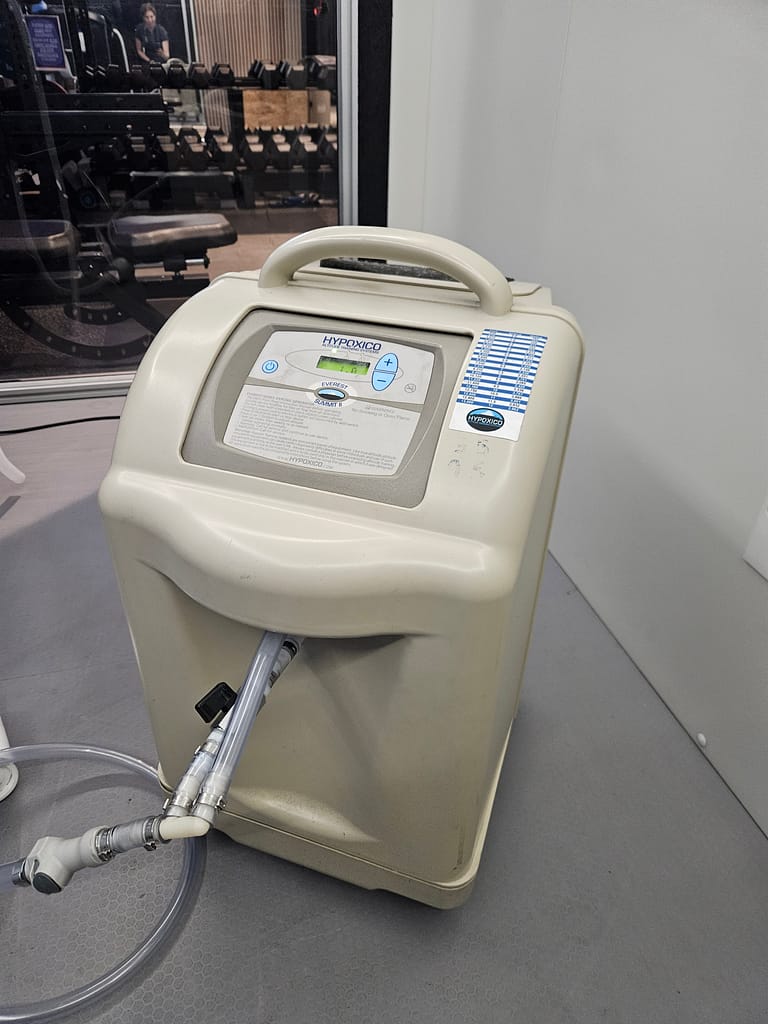 Bir yüksek irtifa simülatörü. Cihaz, oksijen seviyesini simüle etmek için kullanılıyor ve egzersiz veya uyku sırasında kullanıma uygun.