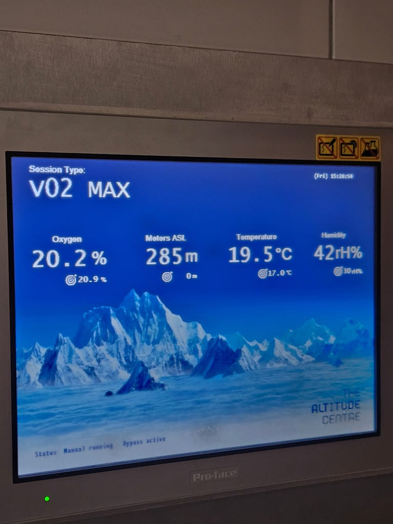V02 Max test ekranında oksijen yüzdesi, irtifa, sıcaklık ve nem değerlerini gösteren dijital bir gösterge.